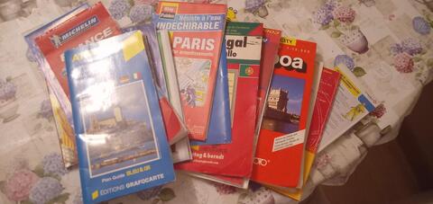 lot de vieilles cartes et plans