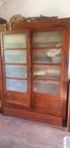 armoire en chêne vitrée vintage