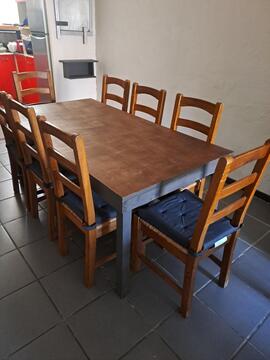 Table et 8 chaises avec galettes