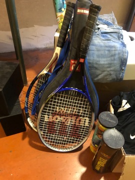 4 raquettes tennis,balles , jeans, veste et baffes