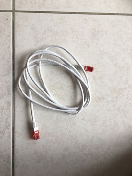 câble ethernet rouge