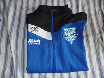 lot 2 vestes de sports umbro taille 10 / 12 ans