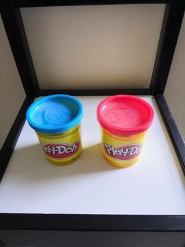 2 pots de pâte à modeler Play Doh