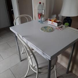 petite table de cuisine ÷ Deux chaises