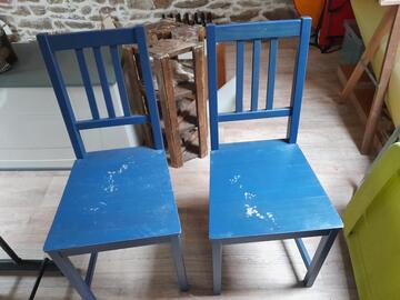 2 chaises bleues