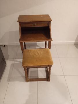 petit meuble avec tabouret