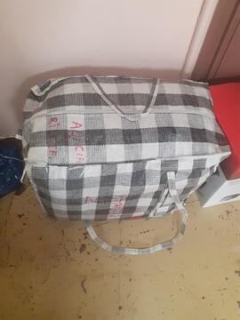 un grand sac de vêtements femme taille M enfant sac à main