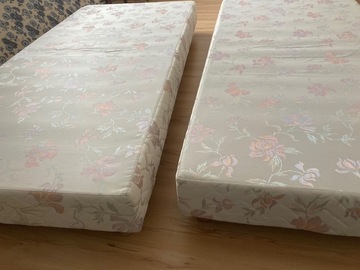 2 sommiers tapissier (+ 2 matelas mousse très minces)