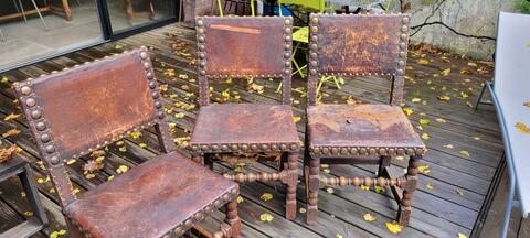 3 chaises en bois et cuir