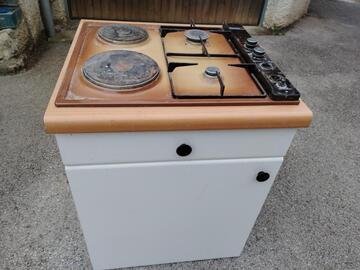 Meuble avec table de cuisson.