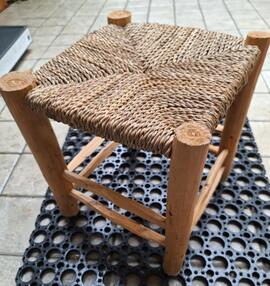 petit tabouret en bois et ficelle