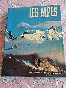 livre sur les Alpes. 300 pages