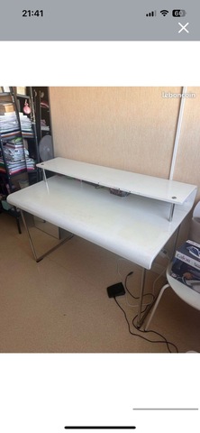 bureau blanc avec quelques défauts