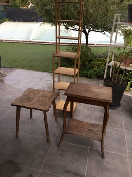 tables en bois et petite étagère