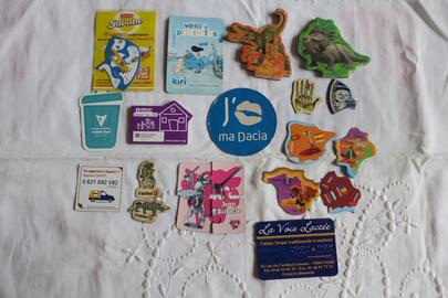 Lot de petits magnets publicitaires