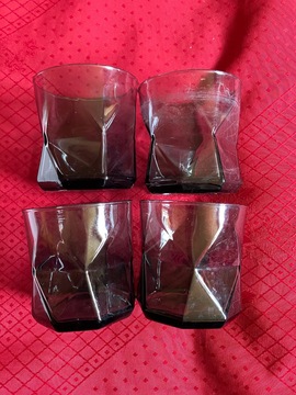 4 verres dont un marqué par le calcaire