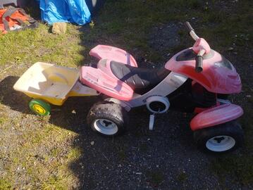 Quad pour enfant et sa remorque