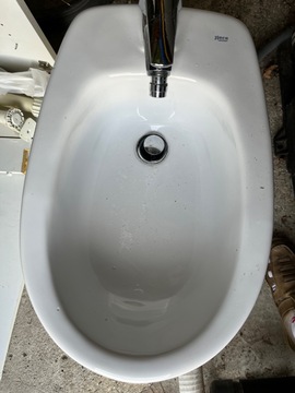 lavabo sur meuble et bidet