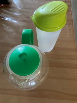 1 shaker en plastique et 1 théière en verre