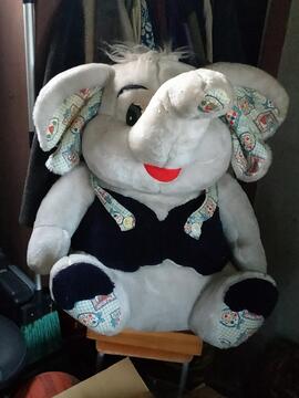 gros éléphant en peluche