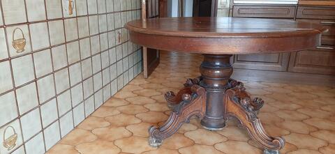 Table ancienne ovale avec pied central sculpté