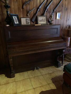 Ancien piano cadre métallique.