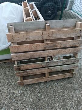 1 cage et 3 palettes en bois