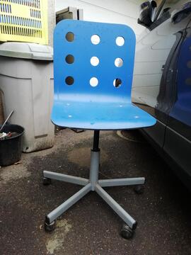 Chaise de bureau en bois à roulettes