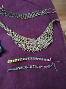 lot de colliers et bracelets