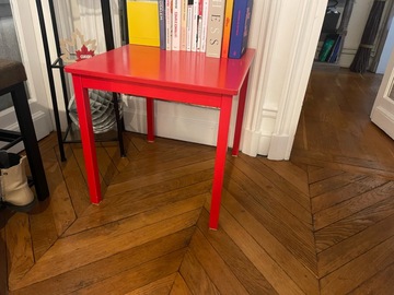 petite table en bois rouge pour enfant