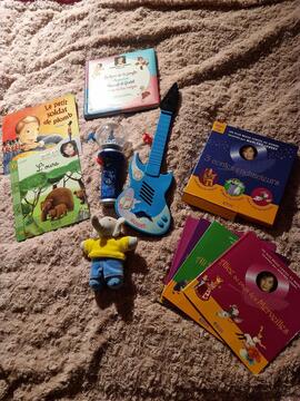 lot de jouets et livres