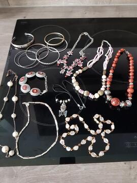 Lot de bijoux fantaisie