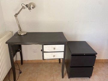 bureau avec lampe et table de nuit