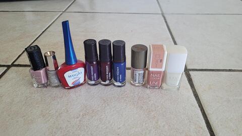 vernis à ongles de couleurs variées