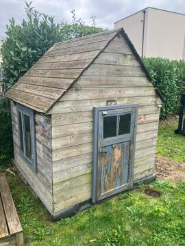 Petite cabane en bois d'extérieur