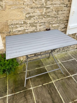 tables de jardin (rectangulaire + une table ronde) avec 6 chaises pliables