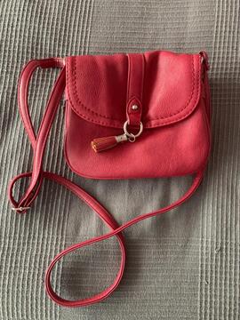 Petit sac en bandoulière, imitation cuir rouge, taille 20x18. Très bon état