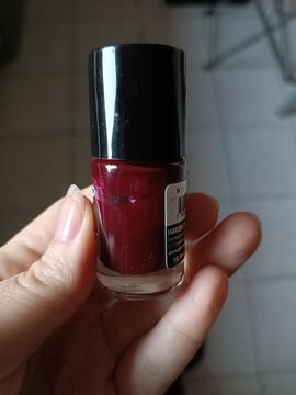 Vernis (entamé) rouge très foncé