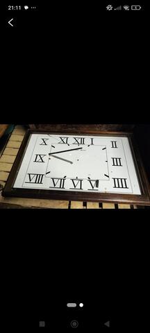 table horloge bois et verre