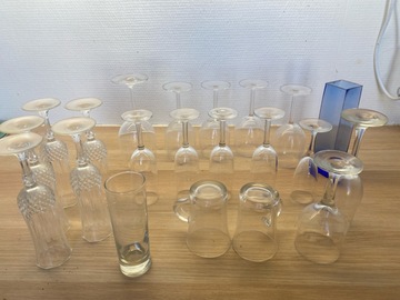 Lot de 20 verres et coupes a champagne