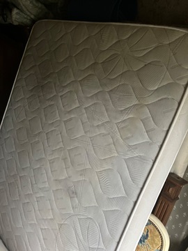 Matelas 160x200 état très moyen