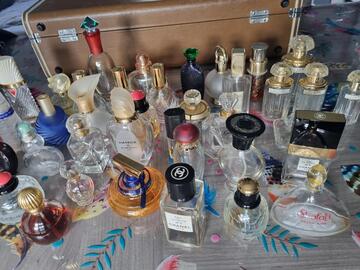 Lot de bouteilles de parfum vides