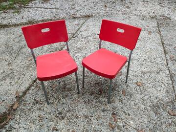 2 chaises rouges