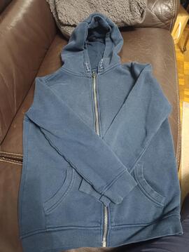 pull capuche bleu