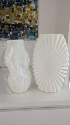 2 vases en plastique