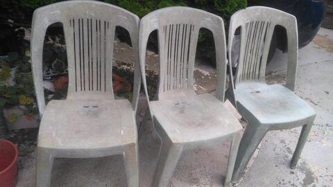 3 chaises de jardin en plastique