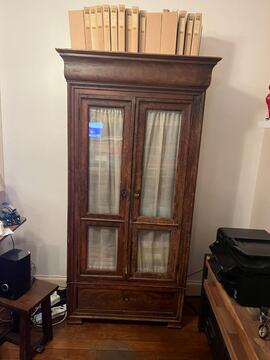 Ancienne armoire en bois avec portes vitrées