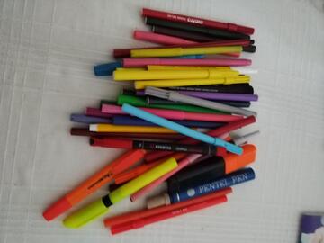 divers crayons couleur et feutres