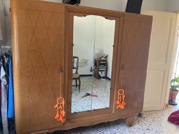 Armoire bois avec quelques éclats