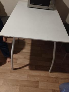 table avec deux chaises